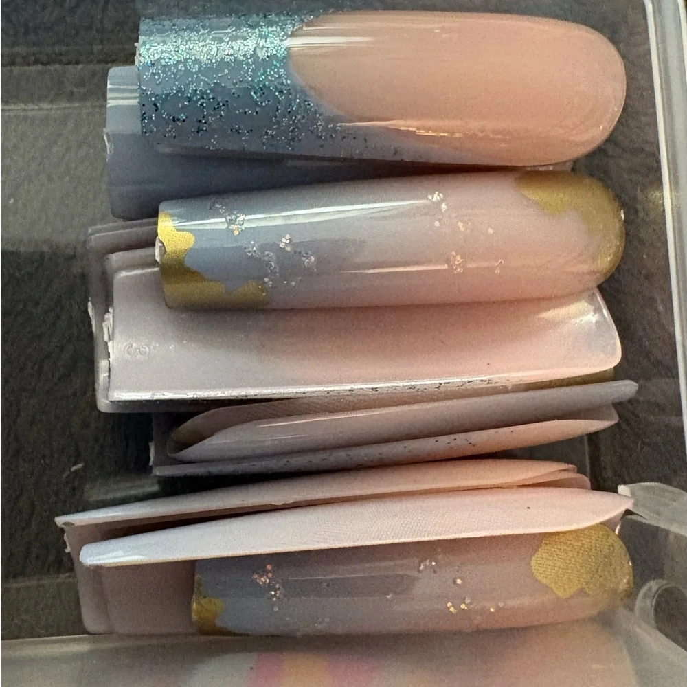 🆕96 Piece Assorted Colorful Press On Nail Art.